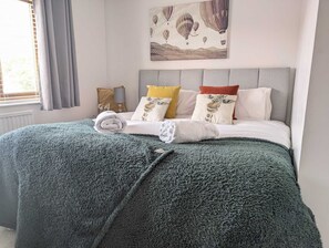 2 bedrooms, desk, iron/ironing board, travel cot - Dean House-Parking-Dog friendly-Kitchen-Contractors-Leisure-Fast WiFi (Doncaster)