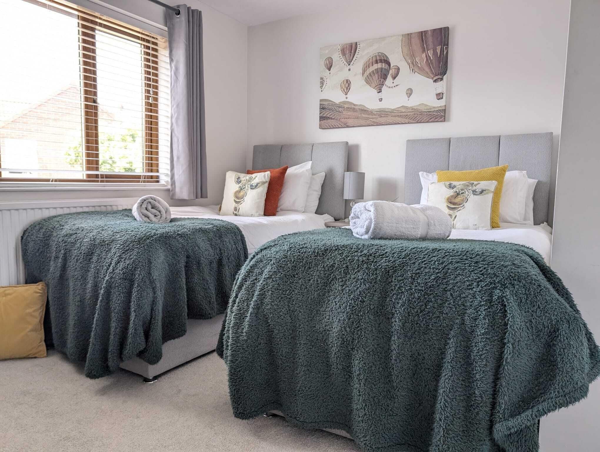 2 室のベッドルーム、デスク、アイロン / アイロン台、旅行用ベビーベッド