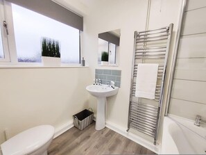 Eco-friendly toiletries, hair dryer, towels, soap - St Johns Hse-Contractors-Free Parking-Wifi-Kitchen-Dog Friendly-Mid-Term Stays (Doncaster)