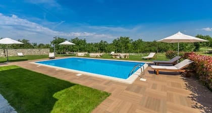 Apartment with pool, 6 persons, 6 km from Poreč, near the restaurant Daniela.