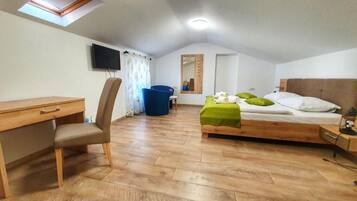 3 bedrooms, travel crib, free WiFi, bed sheets
