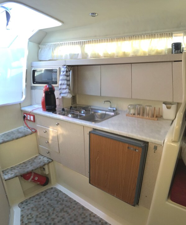 Private kitchen - Beautiful opportunity to stay on a Boat (Badalona)