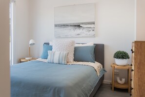 3 quartos, escrivaninha, ferros/tábuas de passar roupa