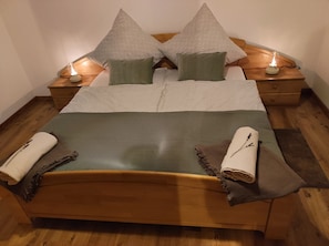 1 bedroom, travel crib, bed sheets