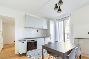 Fridge, paper towels - Spacious one-bedroom appartement in Bercy (538ft2) (Paris)