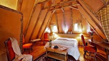 4 chambres, coffres-forts dans les chambres, bureau