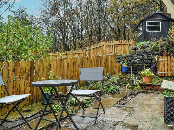 Outdoor dining - Beeton Cottage Todmorden (Todmorden, Near Hebden Bridge)