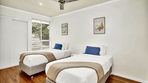 4 Schlafzimmer, Schreibtisch, BĂŒgeleisen/BĂŒgelbrett, kostenloses WLAN