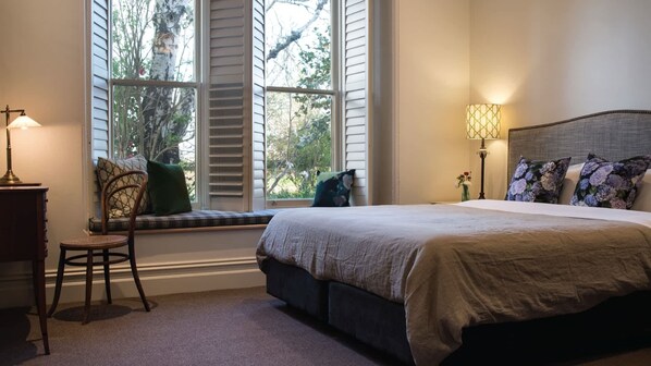 5 bedrooms, iron/ironing board, WiFi, bed sheets