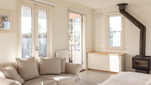 TV, fireplace - The Royal Standard Farm Daylesford (Daylesford)