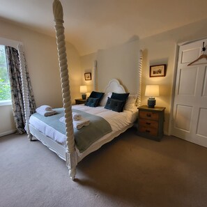 5 bedrooms, iron/ironing board, free WiFi, bed sheets - Chapter House, YORK - Four Bedroom House, Sleeps 7 (York)