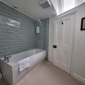 Combined shower/bathtub, towels
