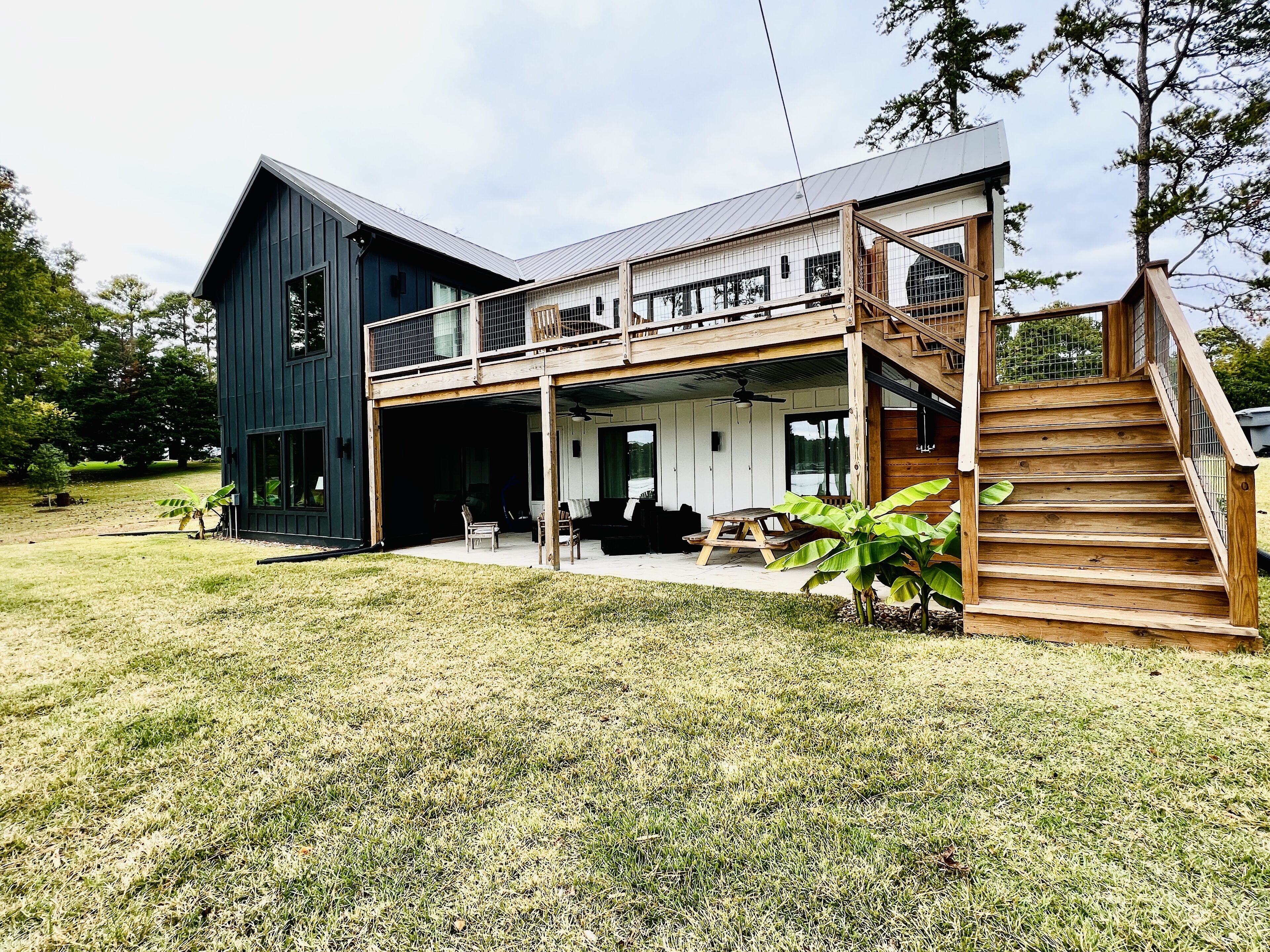 Deep water, main lake view, large boathouse!