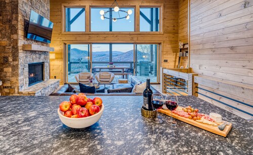 Spectacular Views - Golden Tee - Shuffle Board - Hot Tub - 4 King Rooms