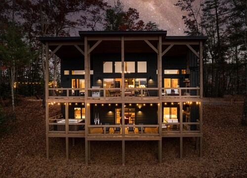 Spectacular Views - Golden Tee - Shuffle Board - Hot Tub - 4 King Rooms