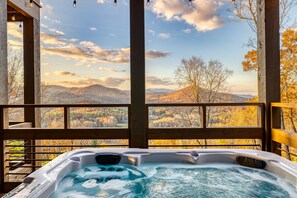 Outdoor spa tub - Spectacular Views - Golden Tee - Shuffle Board - Hot Tub - 4 King Rooms (Epworth)