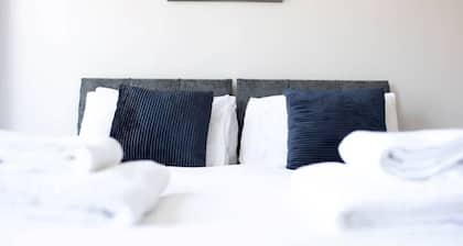 Eighty-Eight, Cathedral View with Private Parking & EV Charger