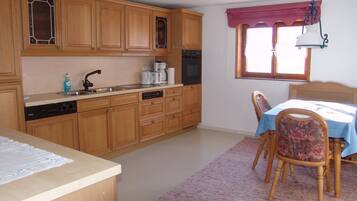 Coffee/tea maker, fridge, stovetop, dishwasher