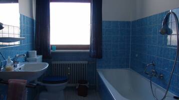 Baignoire, sĂšche-cheveux, serviettes fournies, savon