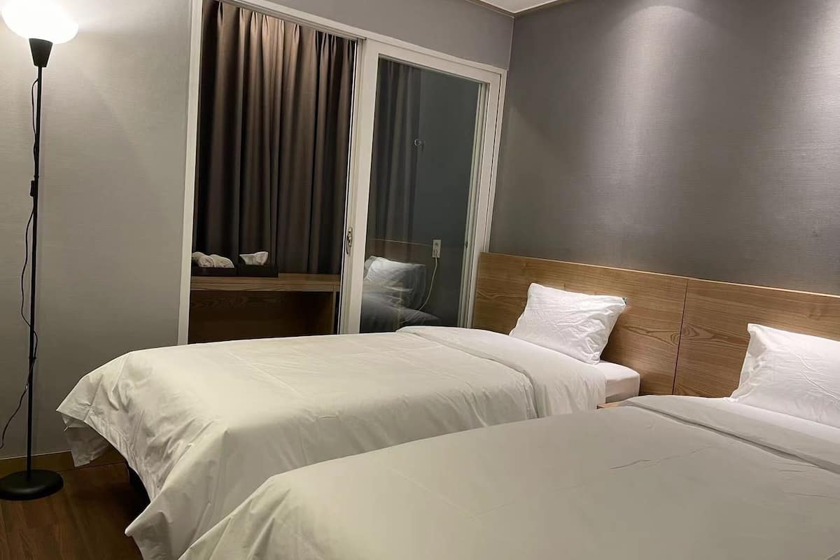 Basic Twin Room | Peralatan tempat tidur premium, gebar bulu kapas, tilam berlapik