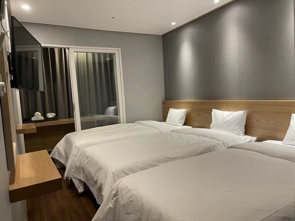Basic Triple Room | Premium bedding, down duvets, pillow-top beds, soundproofing - The Garden Hotel (Seoul)