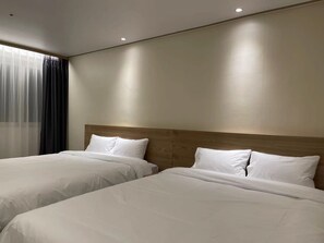 Basic Quadruple Room | Premium bedding, down comforters, pillowtop beds, soundproofing - The Garden Hotel (Seoul)