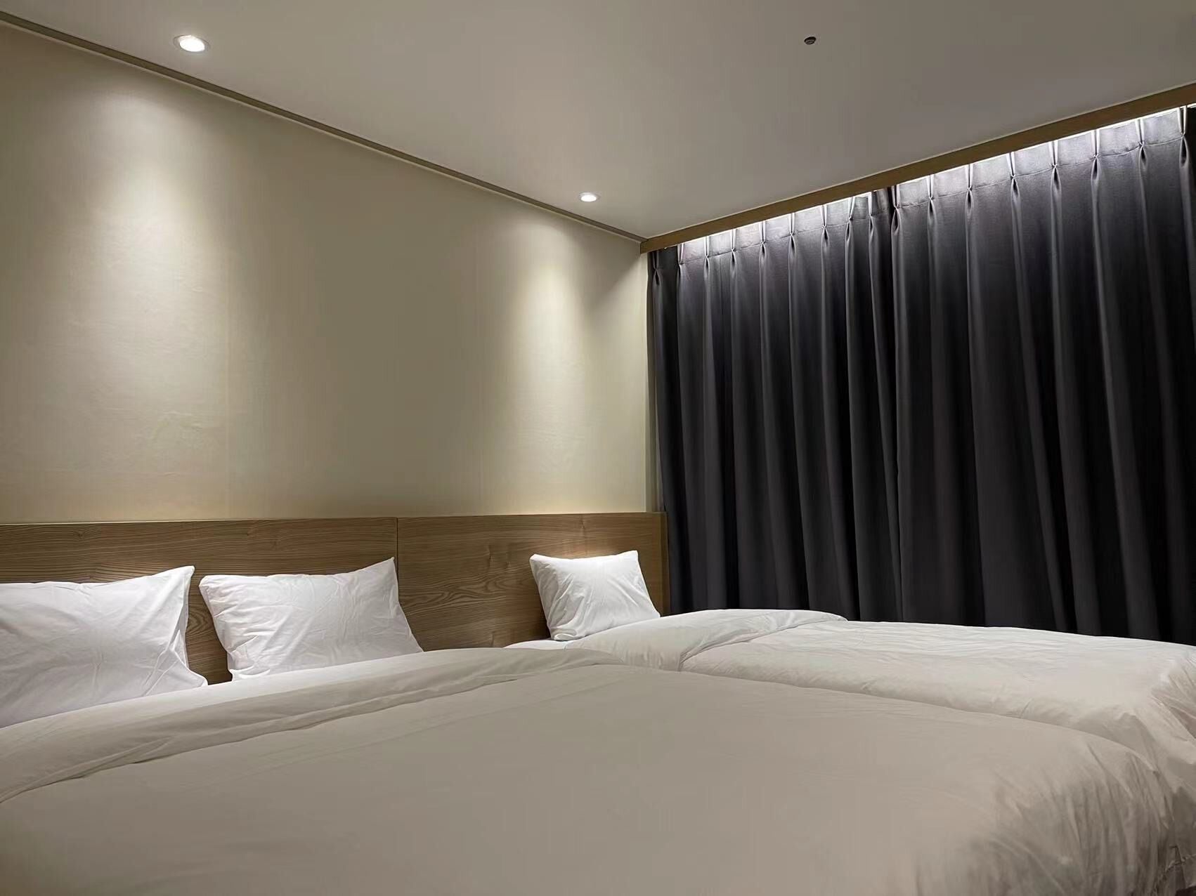 Deluxe Twin Room | Premium bedding, down duvets, pillow-top beds, soundproofing