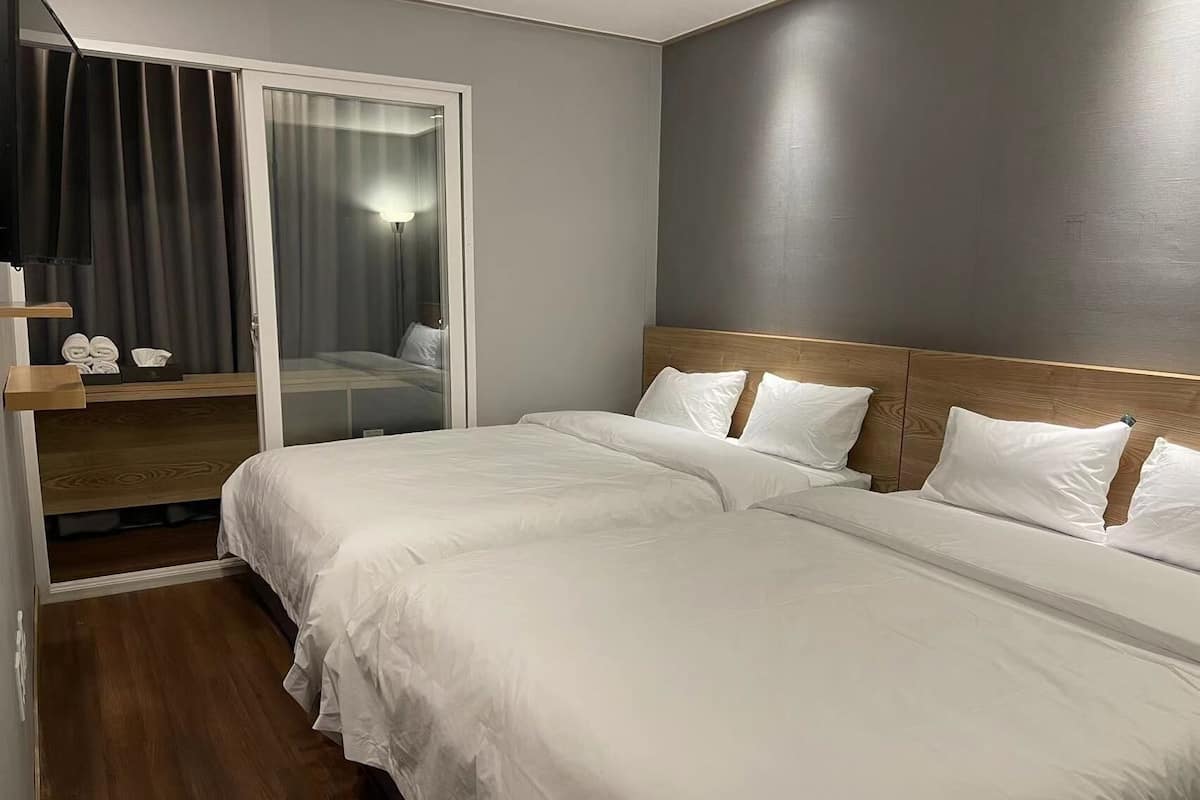 Deluxe Twin Room | Peralatan tempat tidur premium, gebar bulu kapas, tilam berlapik