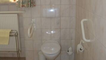 Een douche, een haardroger, handdoeken, zeep