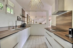 Kjøleskap, mikrobølgeovn, ovn og oppvaskmaskin