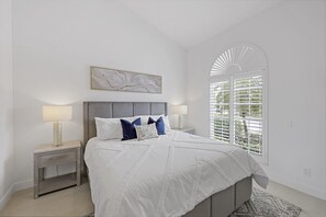 4 habitaciones, tabla de planchar con plancha, wifi y ropa de cama 