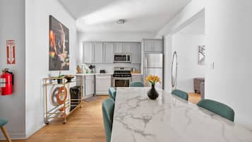 Microondas, horno, placa de cocina, lavavajillas