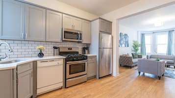 Microondas, horno, placa de cocina, lavavajillas