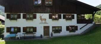 Jägerhaus 1st floor Enchanting mountain world with waterfall. Hiking from the front door.