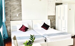 Una habitación de hotel moderna con dos camas, pared de mármol y el logotipo de COZI 8 visible.