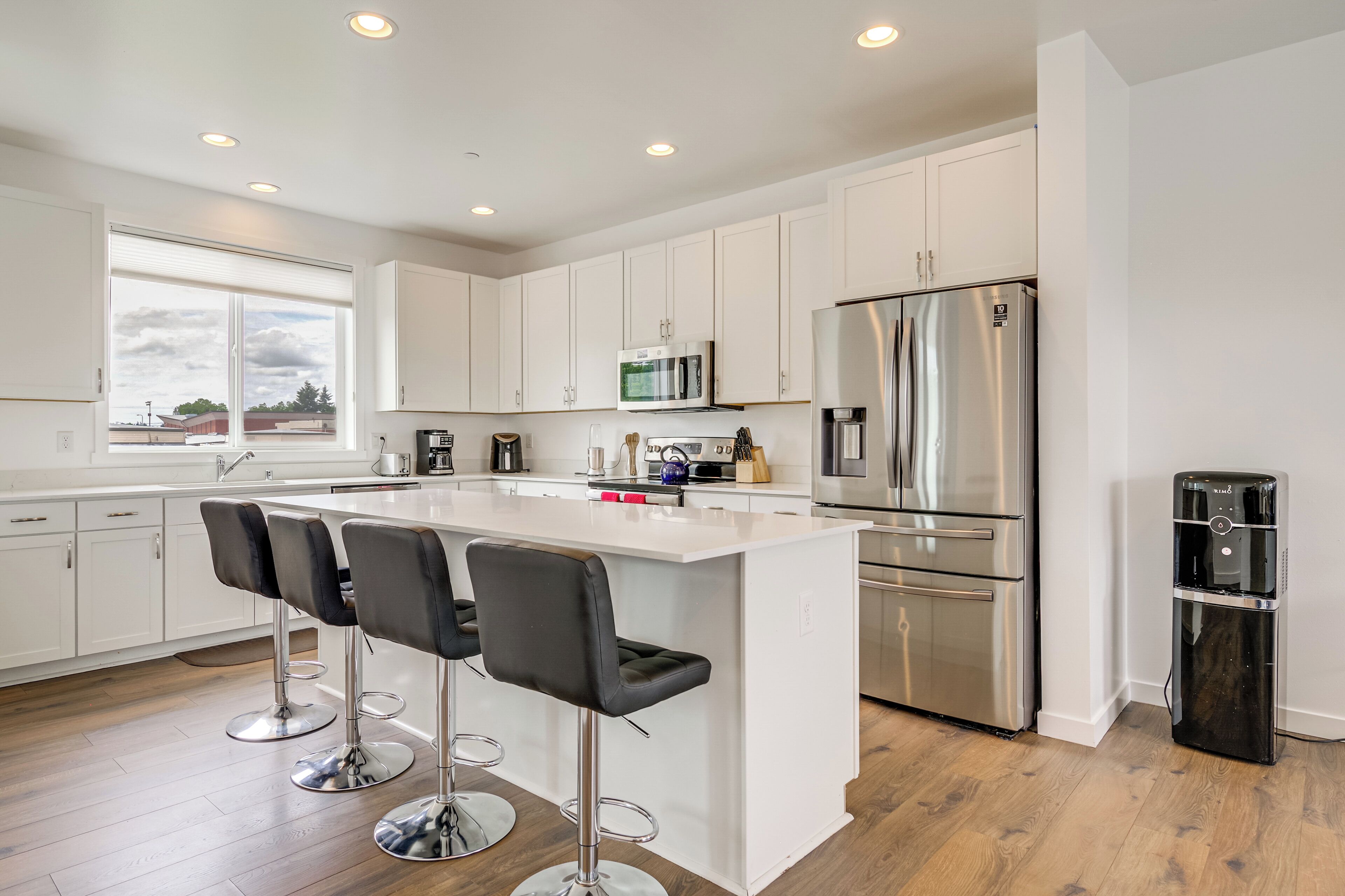 Fridge, microwave, stovetop, dishwasher