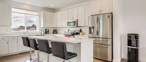 Fridge, microwave, stovetop, dishwasher