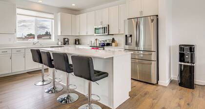 Balcony & Mtn Views! Newly Built Getaway in Monroe