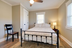 2 Schlafzimmer, Schreibtisch, Bügeleisen/Bügelbrett, Reisekinderbett