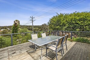 Outdoor dining - 18 Lewis Court (Anglesea)