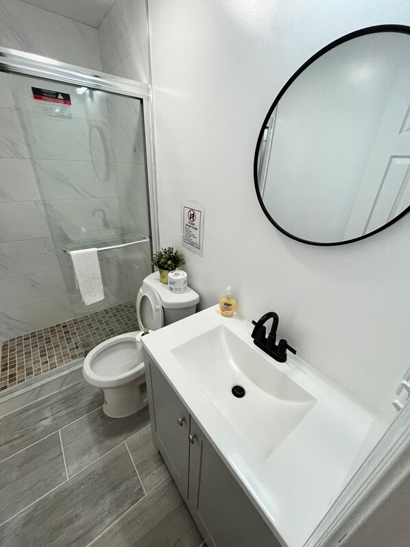 Chambre, 1 grand lit, non-fumeur | Salle de bain