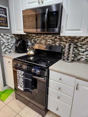 Refrigerador, microondas, horno y parrilla de estufa 