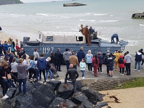 1 chambre, fer et planche à repasser, lit de bébé portatif