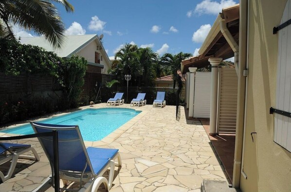 حمّام سباحة خارجي