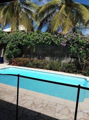 حمّام سباحة خارجي