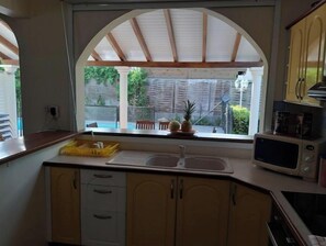 Refrigerador, microondas, horno, placa de cocina