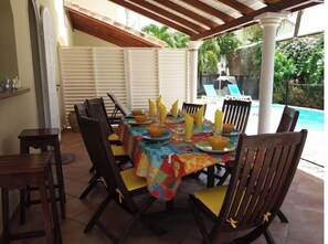 تناول الطعام بالخارج