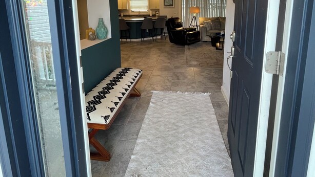 Un interior moderno con comedor, cocina y sala de estar.