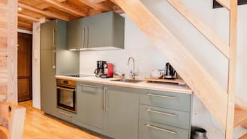 Fridge, oven, dishwasher, coffee/tea maker