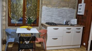 Refrigerador, microondas, placa de cocina, tetera/pava eléctrica